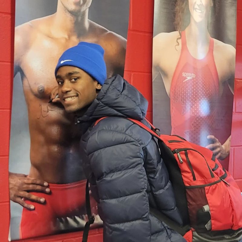 Josh Liendo signing his poster at Team Aquatic Supplies TPASC